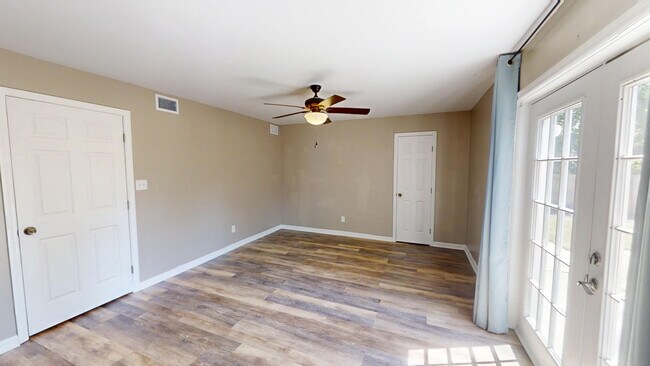 Building Photo - 321 Oak Lake Dr