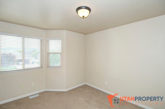 Building Photo - 4638 Seminole Cir