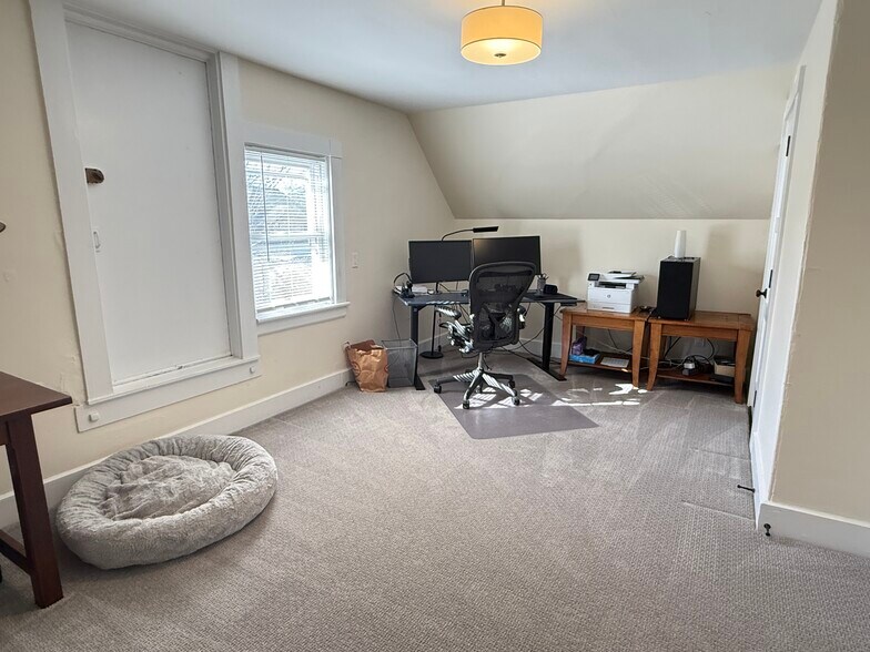 Building Photo - 162 Babcock St