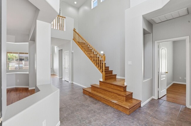 Building Photo - 3565 E Vaughn Ct