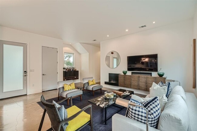 Building Photo - 705 E Monroe St