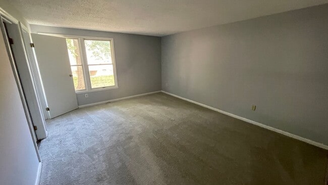 Building Photo - Chesterfield Rancher with Open Concept