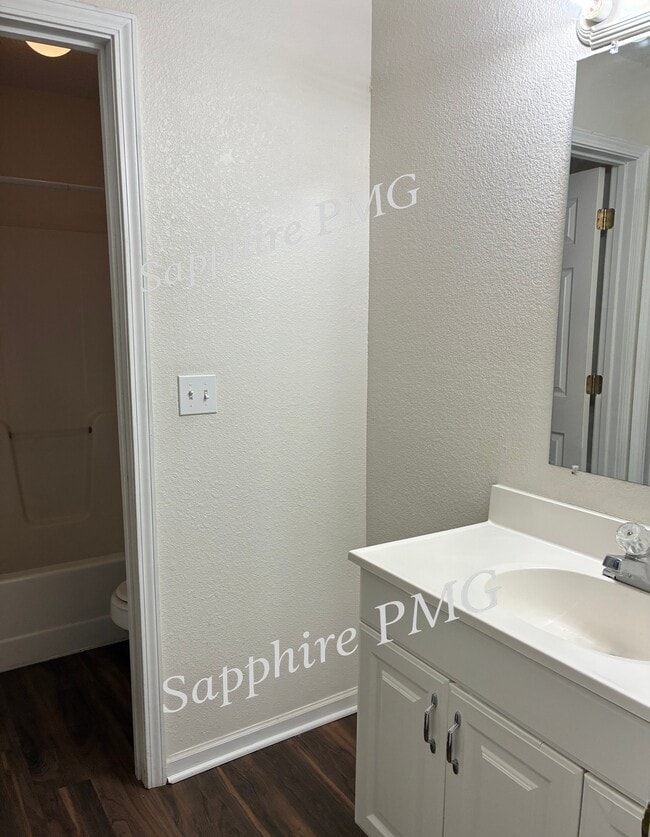 Building Photo - 5621 N Northwood Terrace