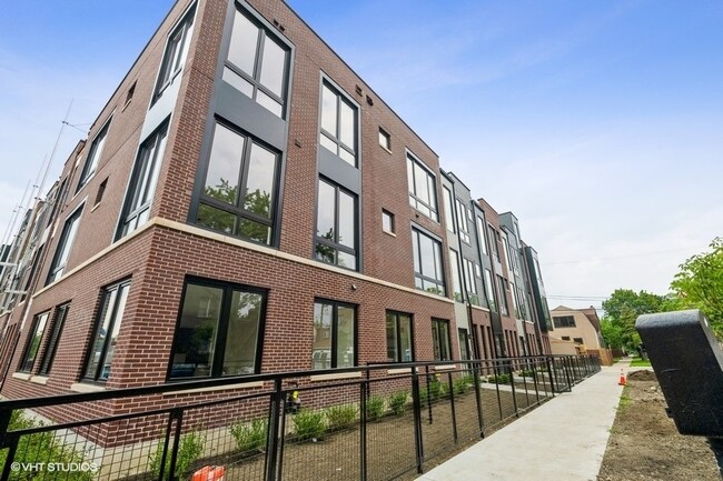 Primary Photo - 4210 W Belmont Ave