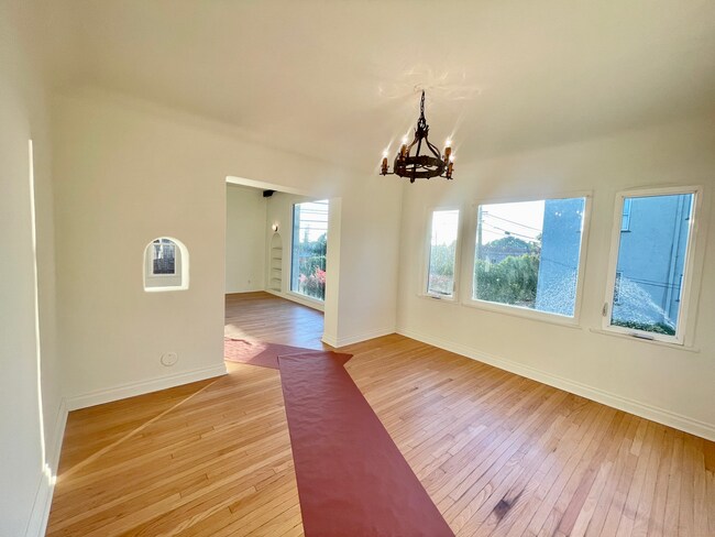 Building Photo - 1362 S Stanley Ave