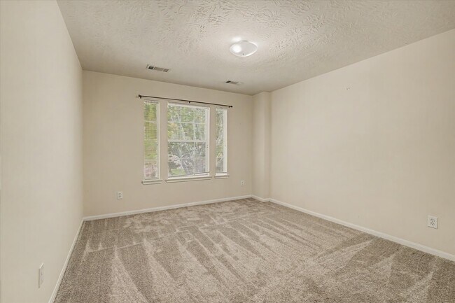 Building Photo - 10840 Sycamore Dr N