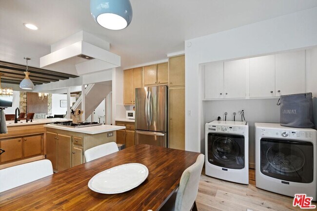 Building Photo - 6558 Lasaine Ave