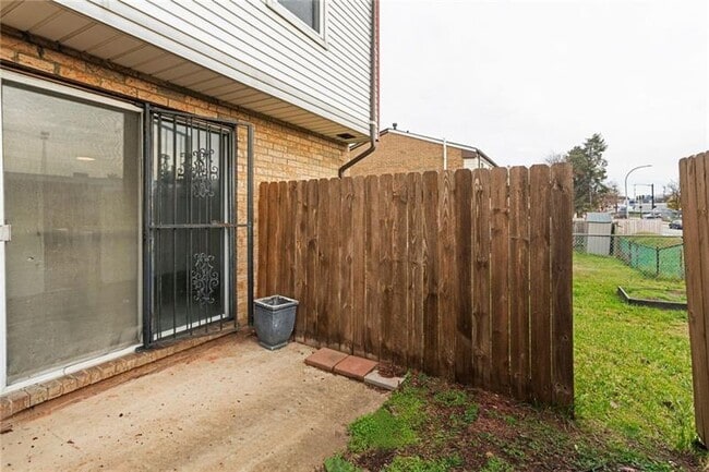 Building Photo - 310 Enright Ct