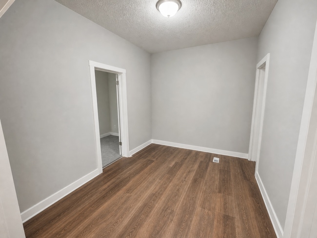 Building Photo - Spacious 3 Bedroom House