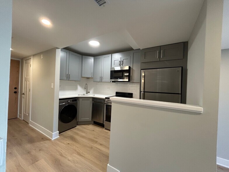 Building Photo - 1254 N La Salle Dr