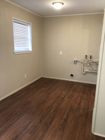 Building Photo - 304 Powers St