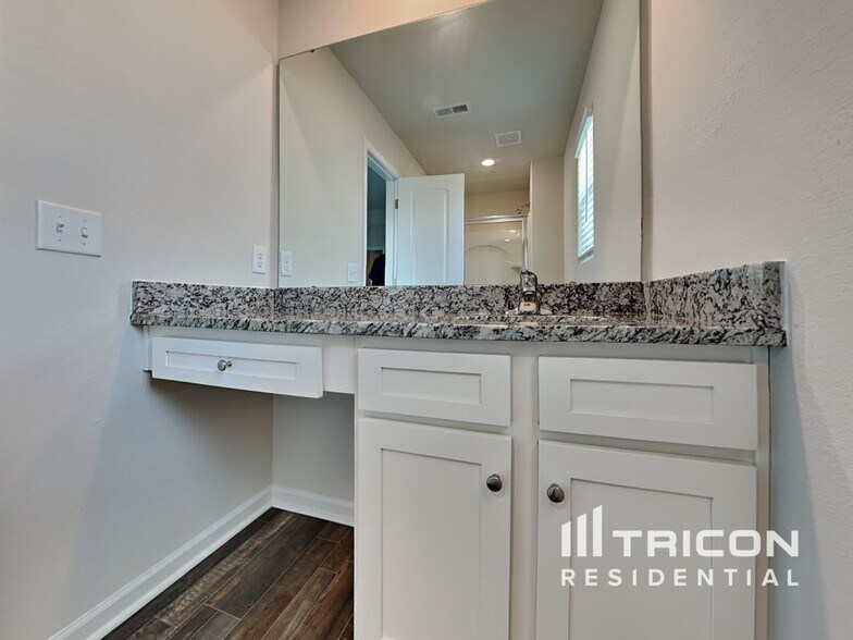 Building Photo - 2124 Southlea Dr