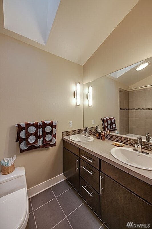 Building Photo - 3841 Woodland Park Ave N