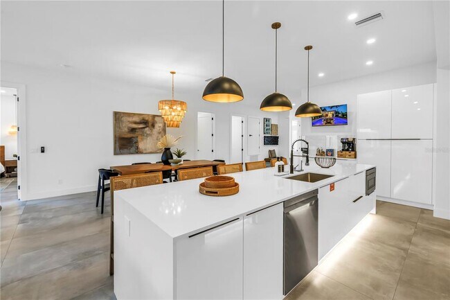 Building Photo - 2065 Goldenrod St