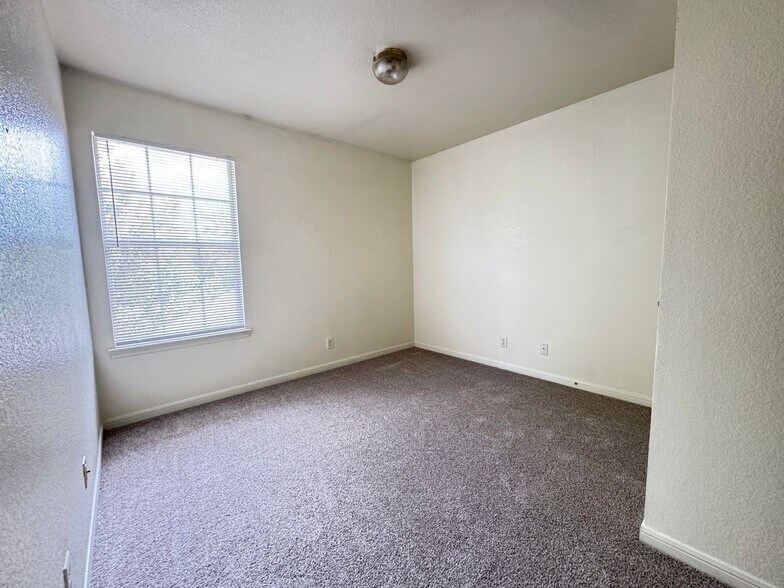 Building Photo - 1400 Chips Dr