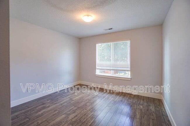 Building Photo - 10703 NE 70th St