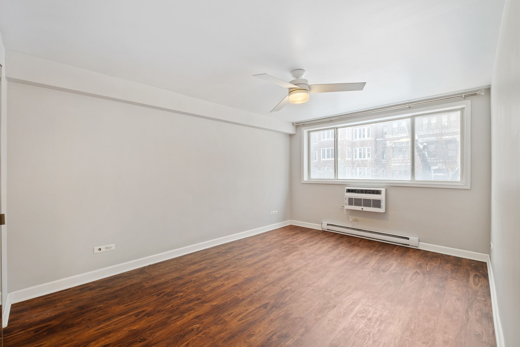 Building Photo - 5854 N Kenmore Ave