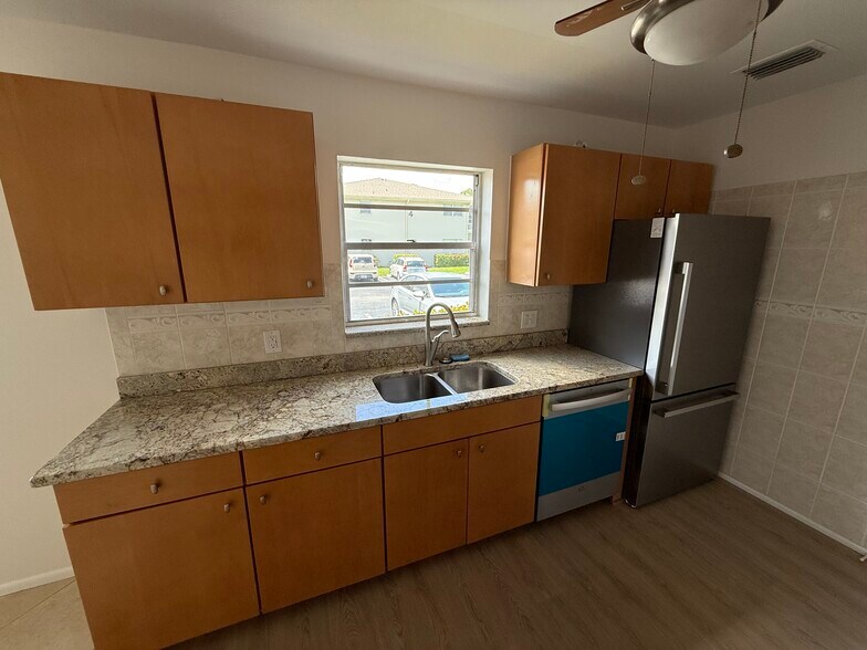 Building Photo - 2 Lake Vista Trl