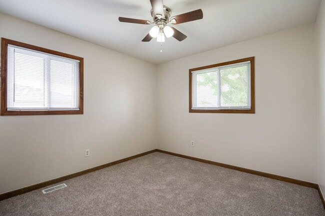 Building Photo - 366 Randy Dr