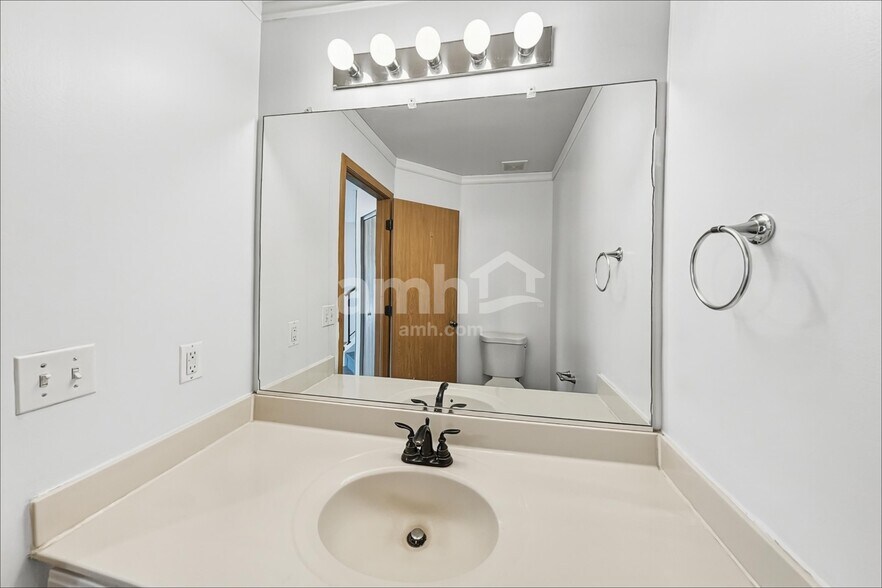 Building Photo - 14233 S Hillsdale Ct