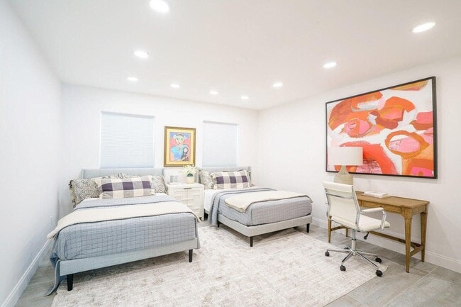 Building Photo - 246 Elwa Pl