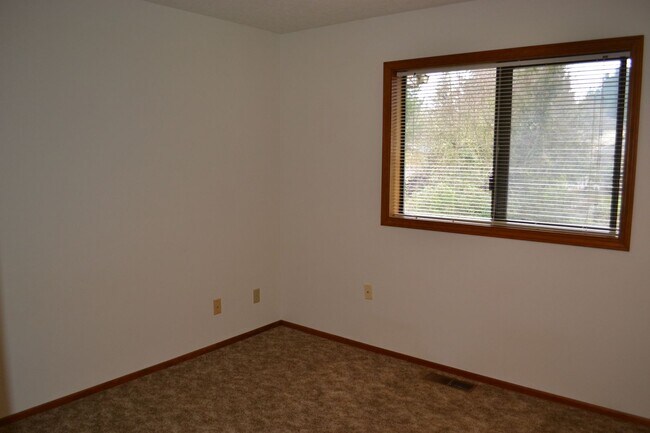 Building Photo - BEAUTIFUL 3 BEDROOM 3 BATH HOUSE LOCATED IN SOUTH SALEM