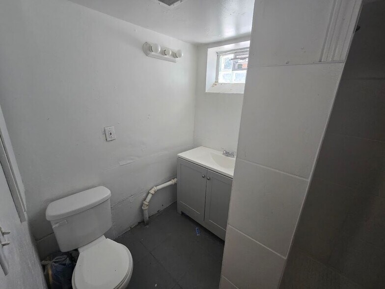 Building Photo - 10860 Duprey St