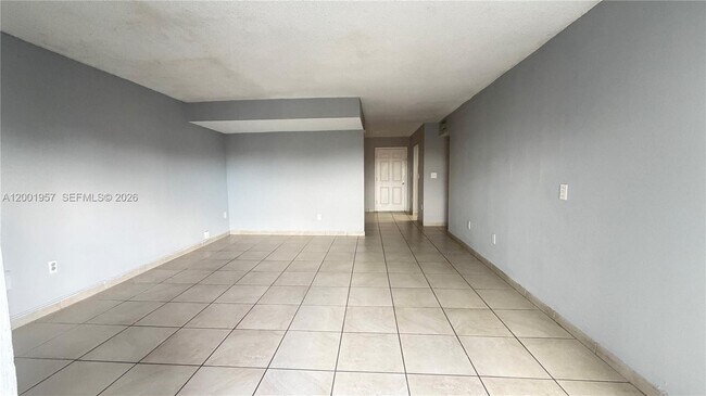 Building Photo - 9375 Fontainebleau Blvd