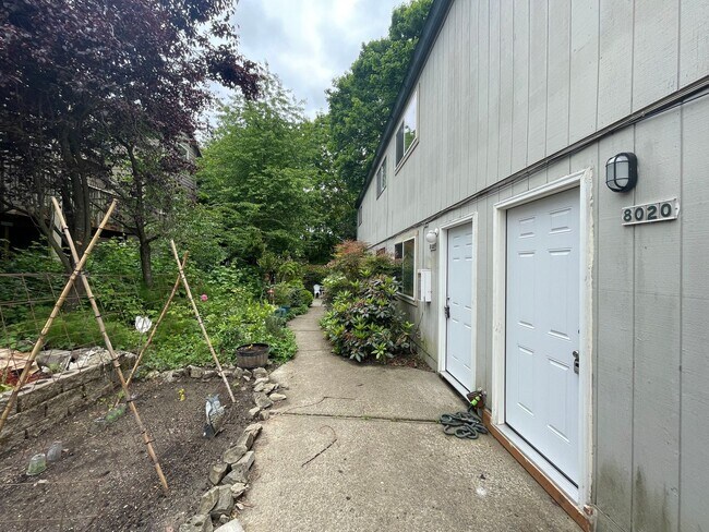 Building Photo - Updated 2Bd/1Ba in the Hillsdale Neighborhood of SW Portland ~ Stainless Steel Appliances and Qua...