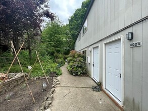 Building Photo - Updated 2Bd/1Ba in the Hillsdale Neighborhood of SW Portland ~ Stainless Steel Appliances and Qua...