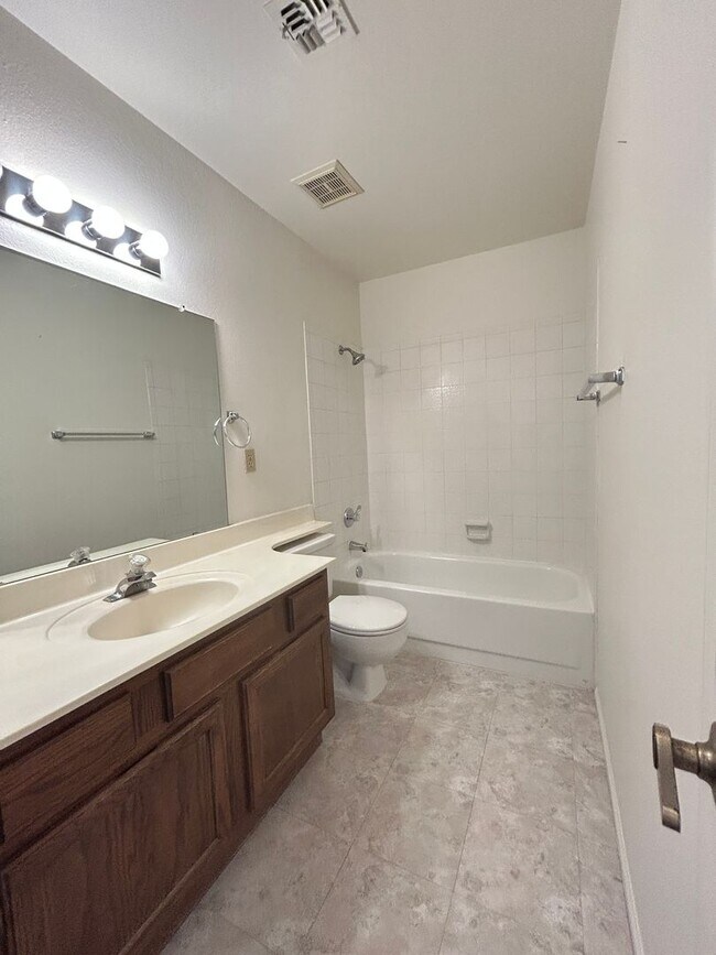 Building Photo - Spacious 2 Bedroom, 2 Bathroom Condo