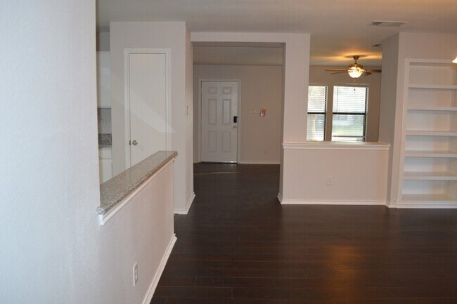 Building Photo - Newly remodeled 3 bed 2 bath