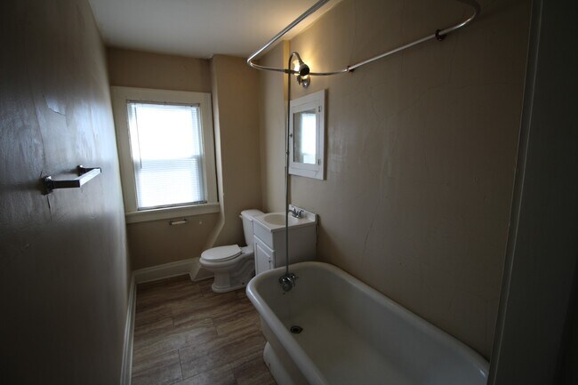 Building Photo - 2 bedroom town-home in Milo-Grogan Neighbo...