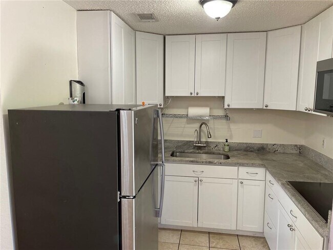 Building Photo - 1015 E Yager Ln