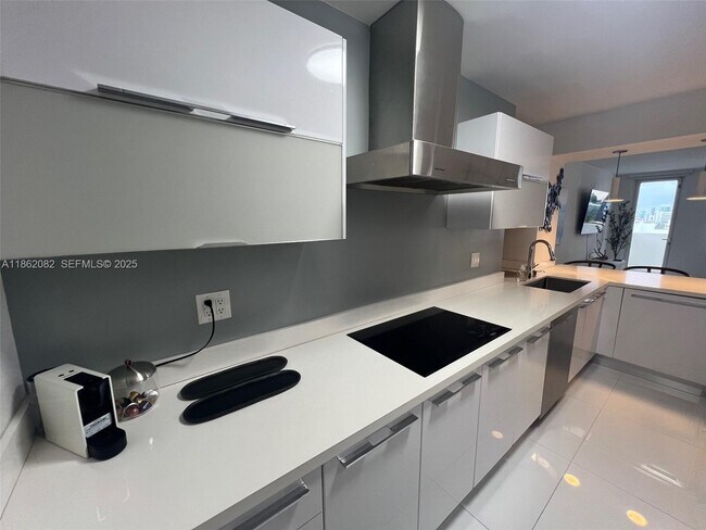 Building Photo - 100 Lincoln Rd