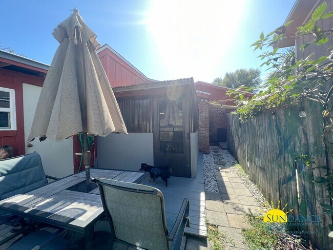 Building Photo - 2 Bedroom home with custom upgrades in the...