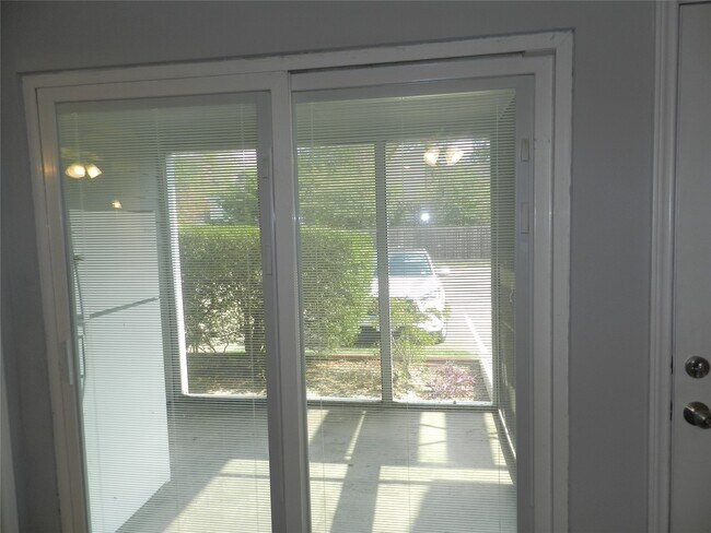 Building Photo - 704 Memorial Mews St