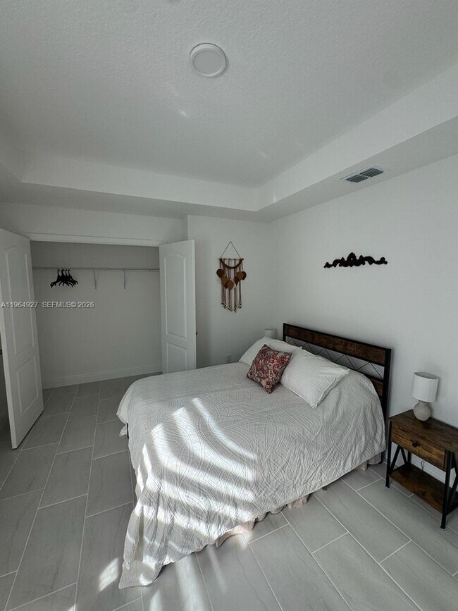 Building Photo - 649 N Lincoln St