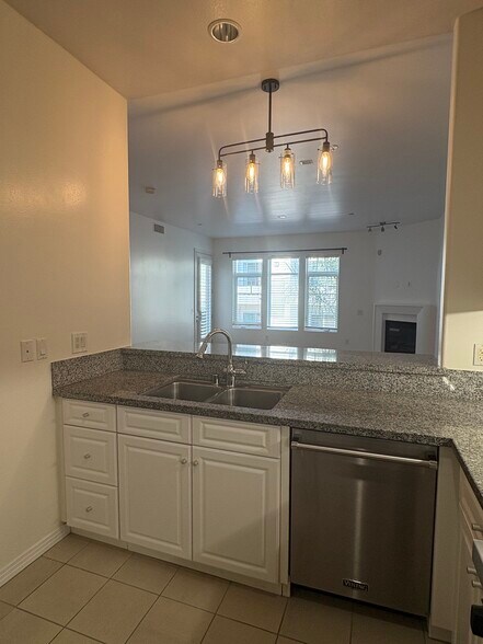 Kitchen - 4050 Glencoe Ave