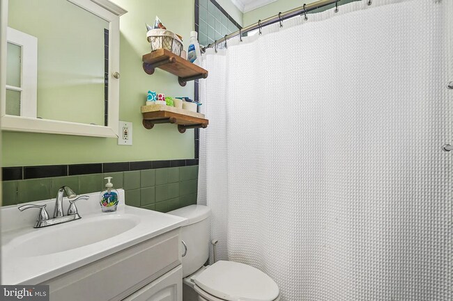 Building Photo - Gorgeous end-unit row home available for r...