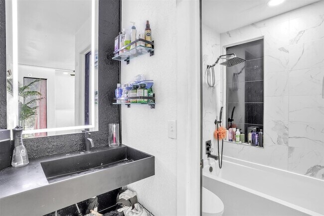 Building Photo - 9821 Walnut St