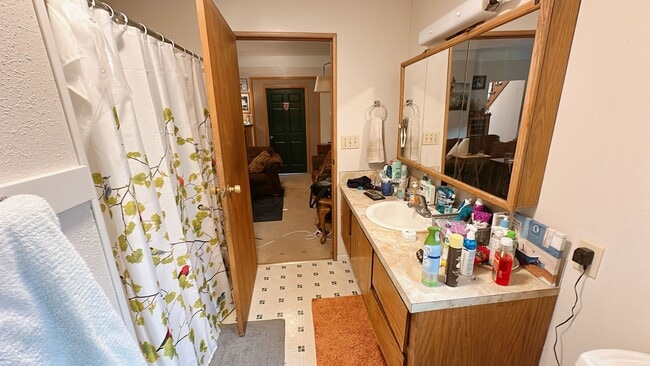 Building Photo - PRELEASE: 5 bdrm/2 bath in York neighborhood