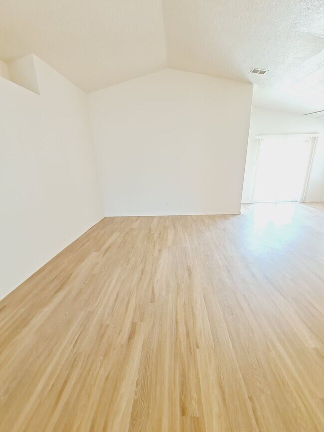 Building Photo - Cute 3 bed 2 bath home