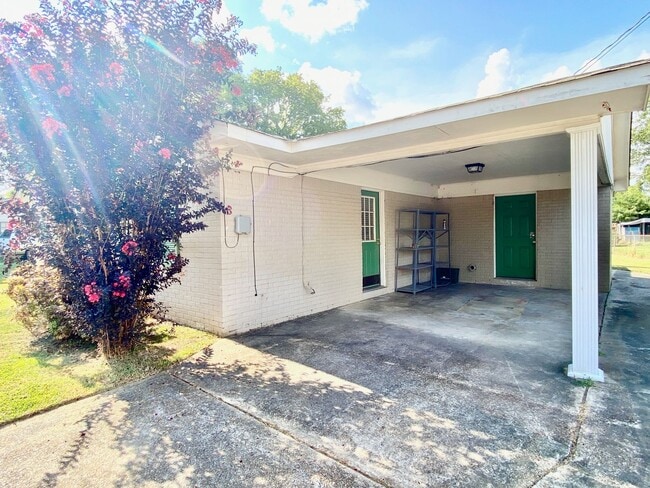 Building Photo - Immaculate 3 Bedroom 1.5 Bath