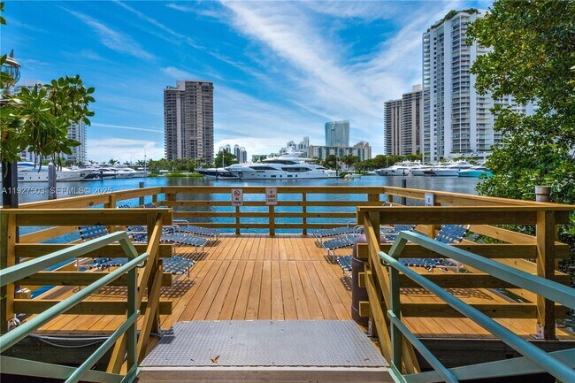 Building Photo - 19601 E Country Club Dr