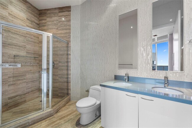 Building Photo - 16001 Collins Ave