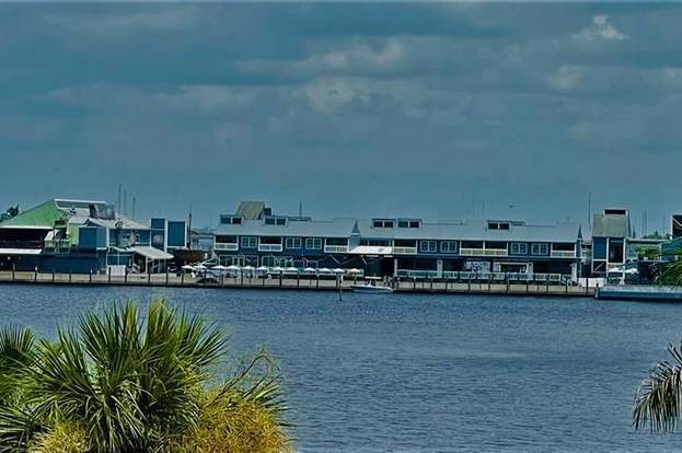 Building Photo - 1500 Park Beach Cir