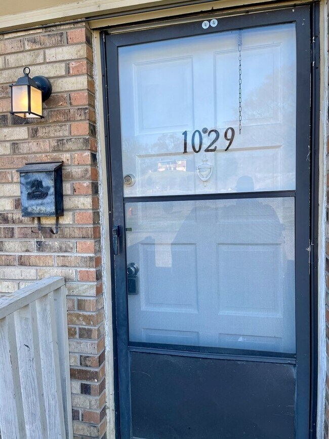 Building Photo - Cute and Convenient  South Nashville Townhouse near BNA and Woodbine - Renovated