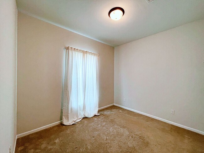 Building Photo - 4 Bedroom House in Hunters Trace