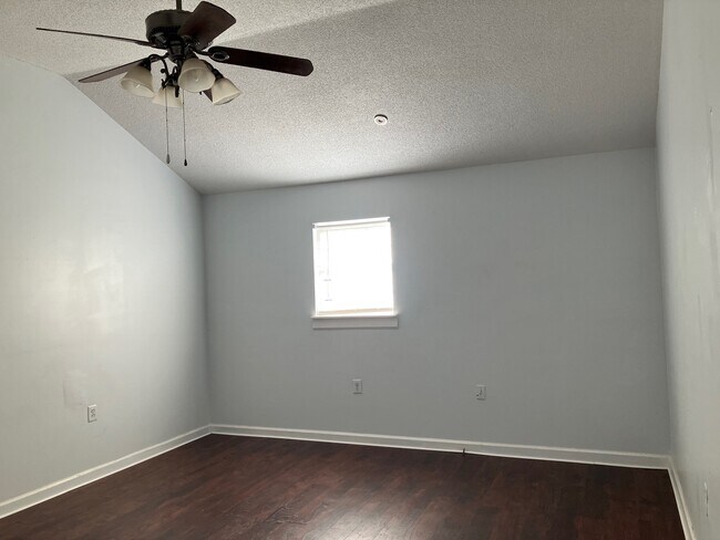 Building Photo - 7054 Foxhall Dr